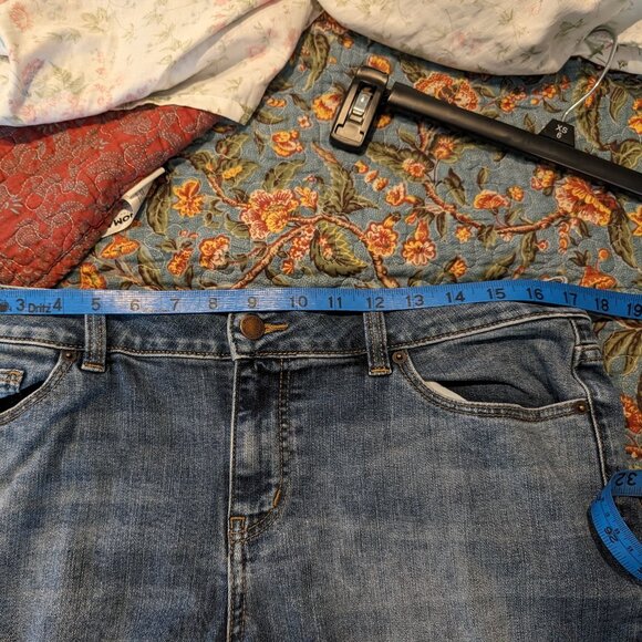 3/$23 Westport Signature Fit Boyfriend Jeans Ankle length with cuff - Size 8 - Picture 4 of 6